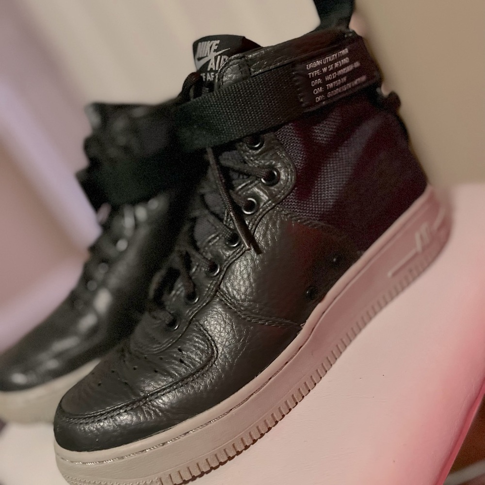 Women’s 7 1/2 Nike Air SF AF1 Goddess of Victory high top in dark green